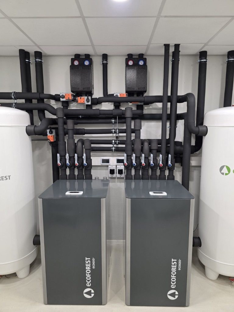 Installatie van isolatie leiding trance warmtepomp